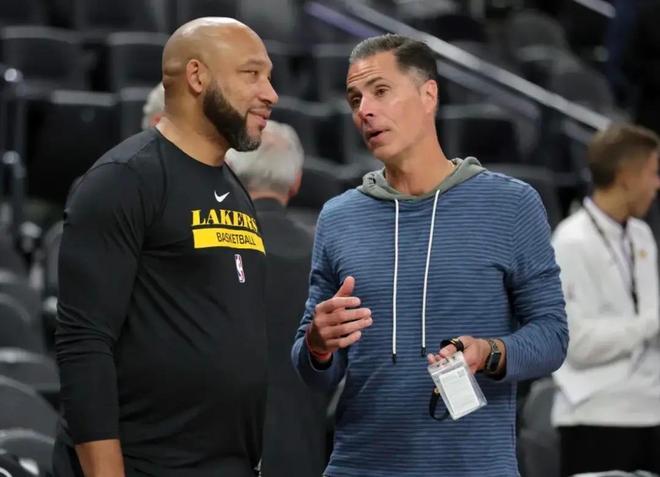 扛起老鹰进攻！亚历山大-沃克半场高效20分带队追分（亚历山大-沃克半场轰20分，领衔老鹰展开追分潮）