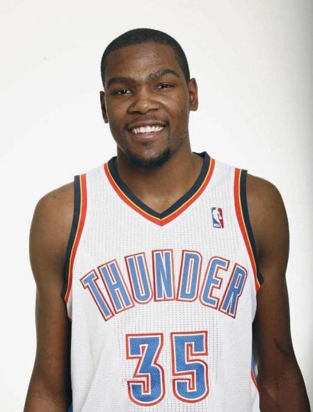 世界杯预热海报里没有C罗遭质疑，FIFA删除原海报改“怀旧”（C罗缺席世界杯预热海报引质疑，FIFA删原海报改发“怀旧版”）