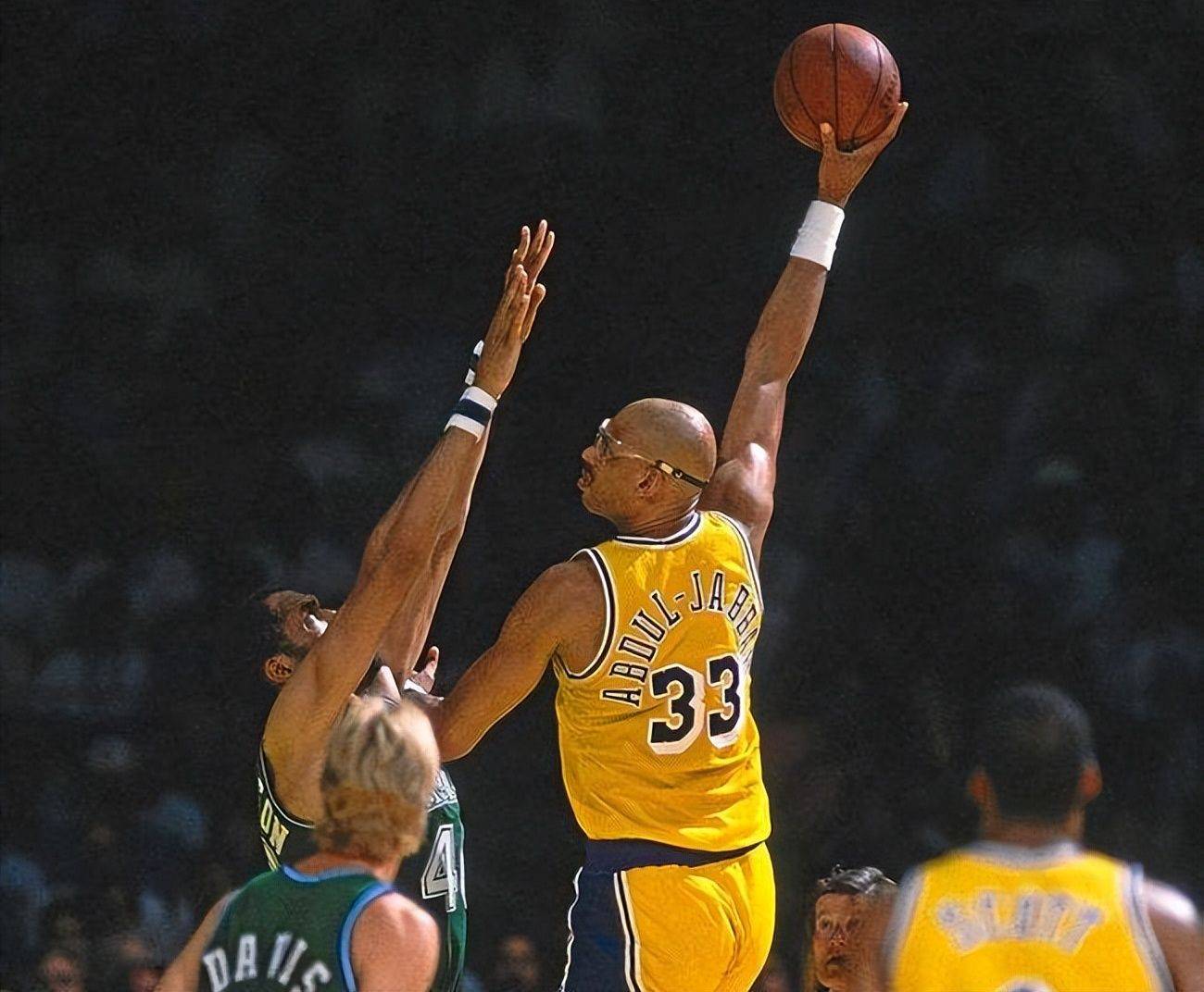 洲际杯战报：德阿拉斯凯塔梅开二度，弗拉门戈2-1蓝十字（洲际杯焦点战：德阿拉斯凯塔双响，弗拉门戈2比1击败蓝十字）