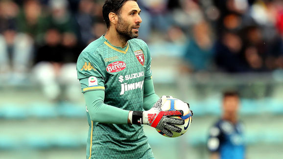 乔伊·巴顿因发布冒犯性社交媒体帖子被判缓刑（乔伊·巴顿因在社交媒体发布冒犯内容获判缓刑）