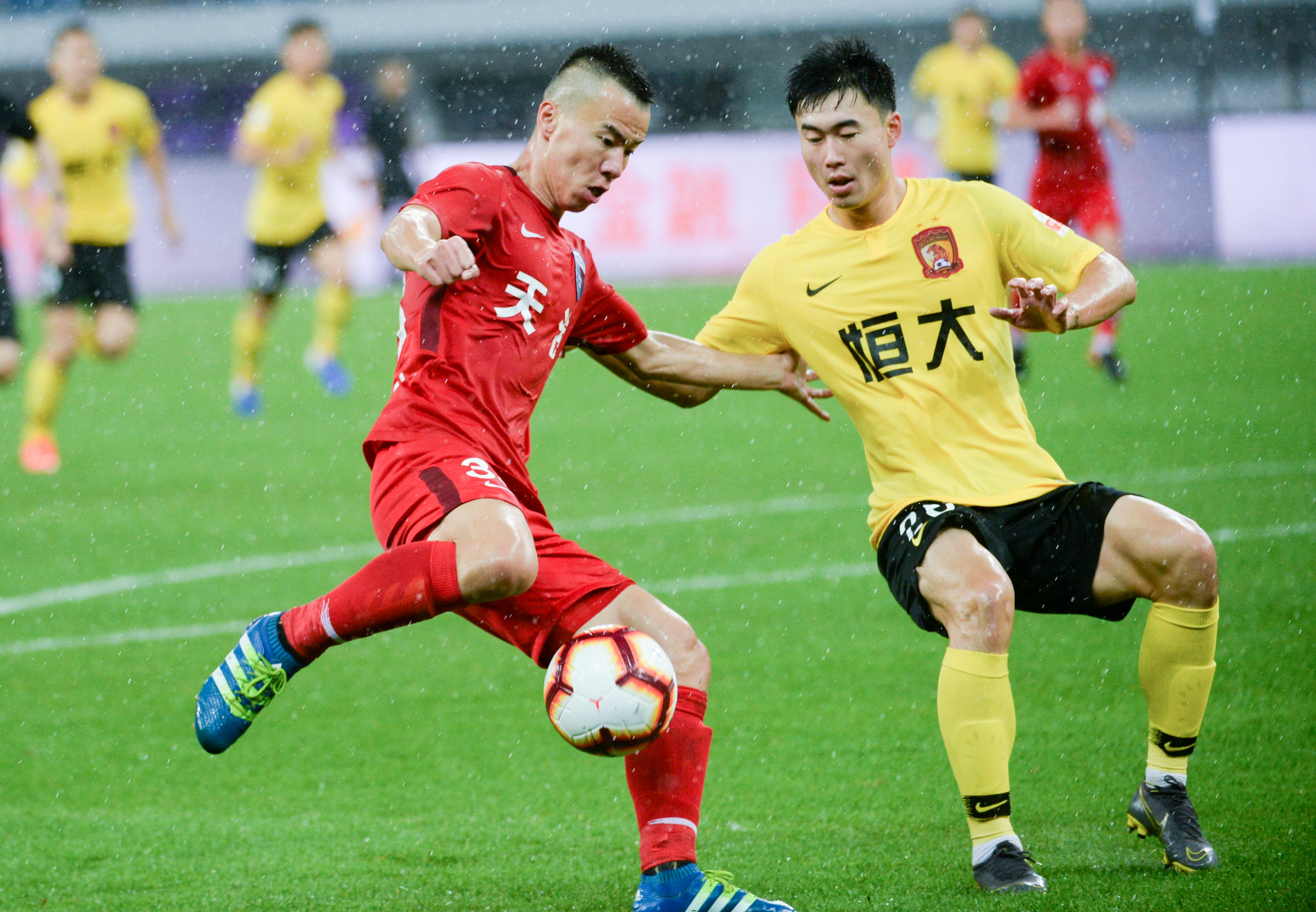 哈兰德晒与母亲、哥哥合照：老大、我和我哥（哈兰德发文晒与母亲、哥哥同框合影：配文称'老大、我和我哥）