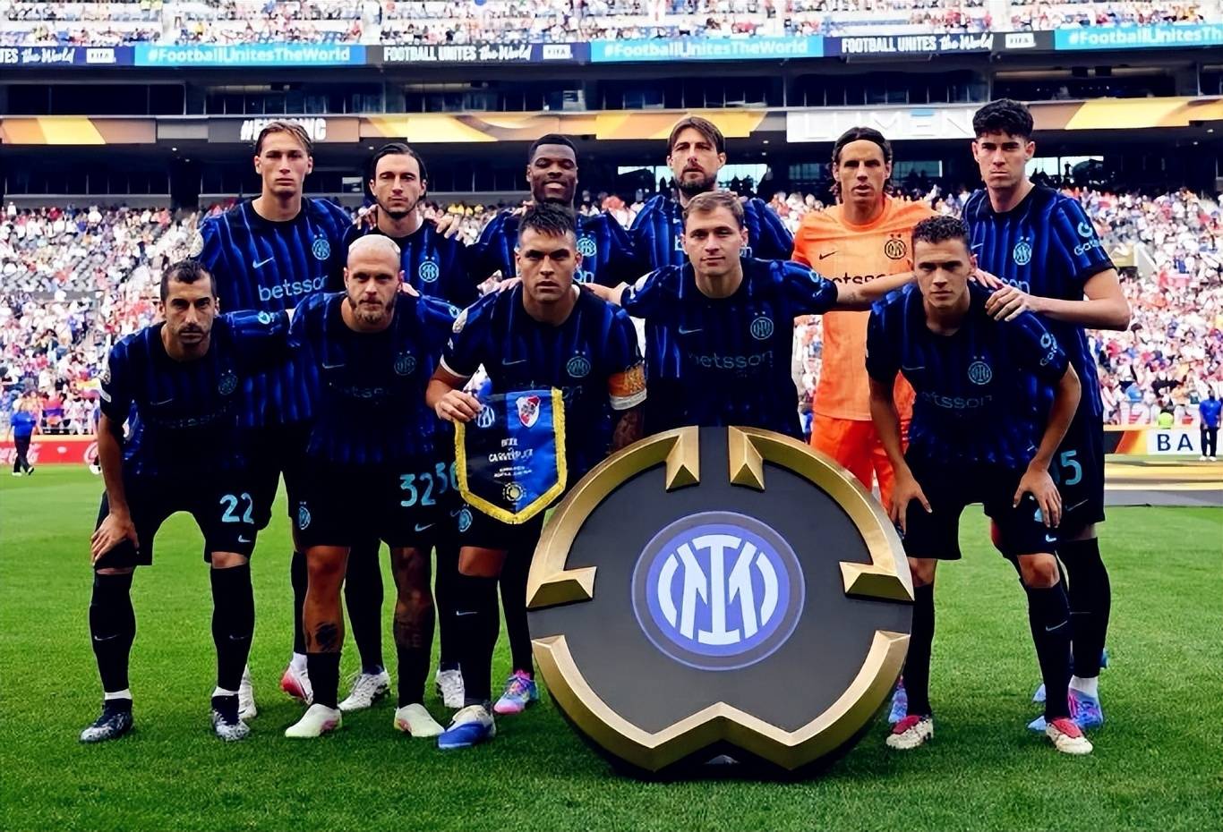 尤文全队和球迷一起出现在登机口，斯帕莱蒂和球迷们友好互动（尤文全队与球迷齐聚登机口，斯帕莱蒂亲切互动）