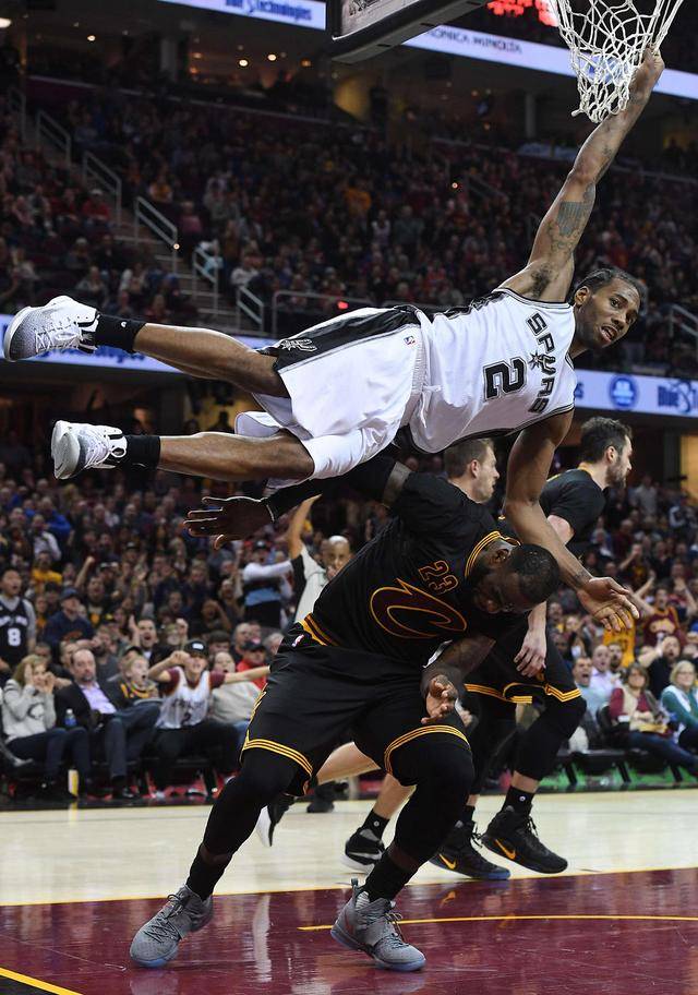 德转7月球员页面浏览量榜：奥斯梅恩第一，拉什福德在列（德转公布7月球员页面热度榜：奥斯梅恩居首，拉什福德上榜）