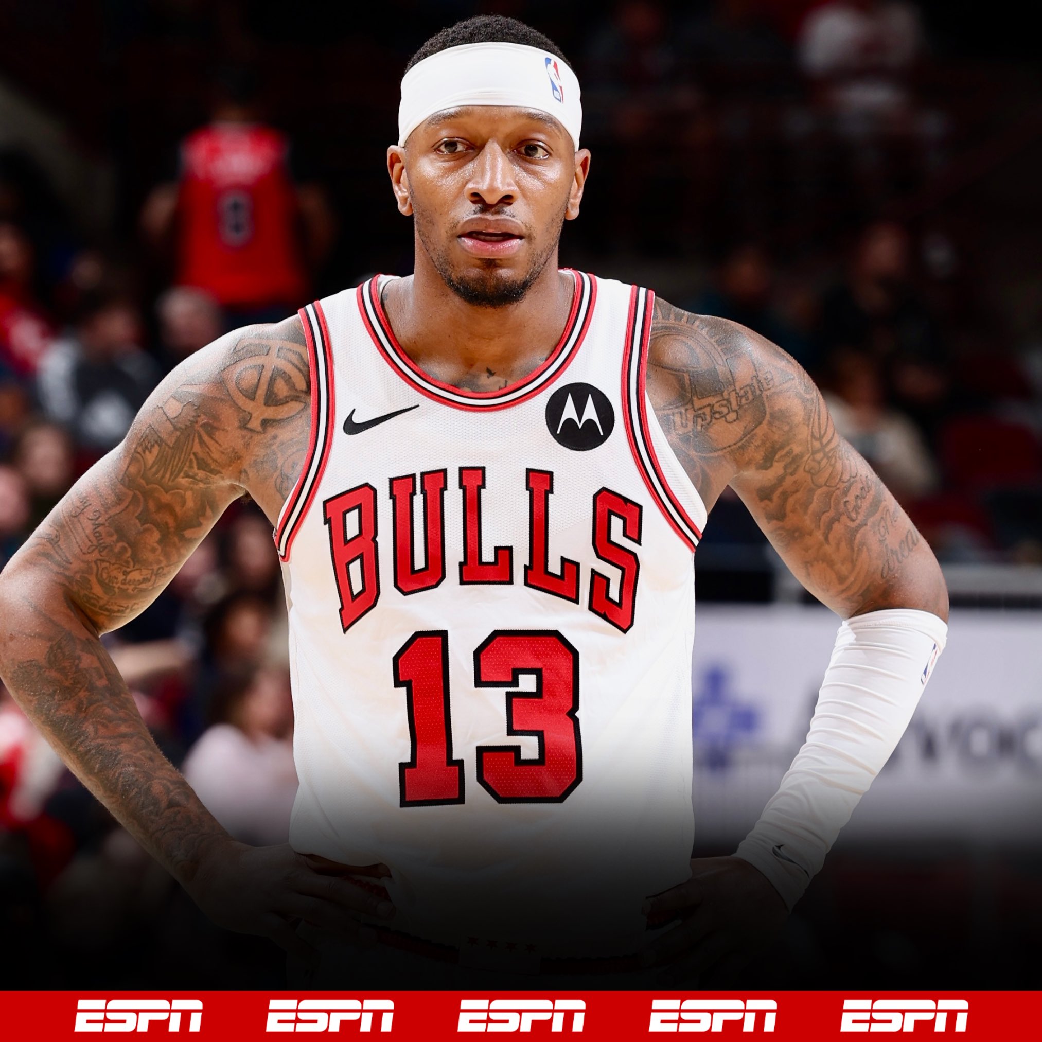 达成生涯400助里程碑，梅西赛后把球衣送给了看台上的父母（梅西达成生涯第400次助攻里程碑，赛后将球衣送上看台献给父母）