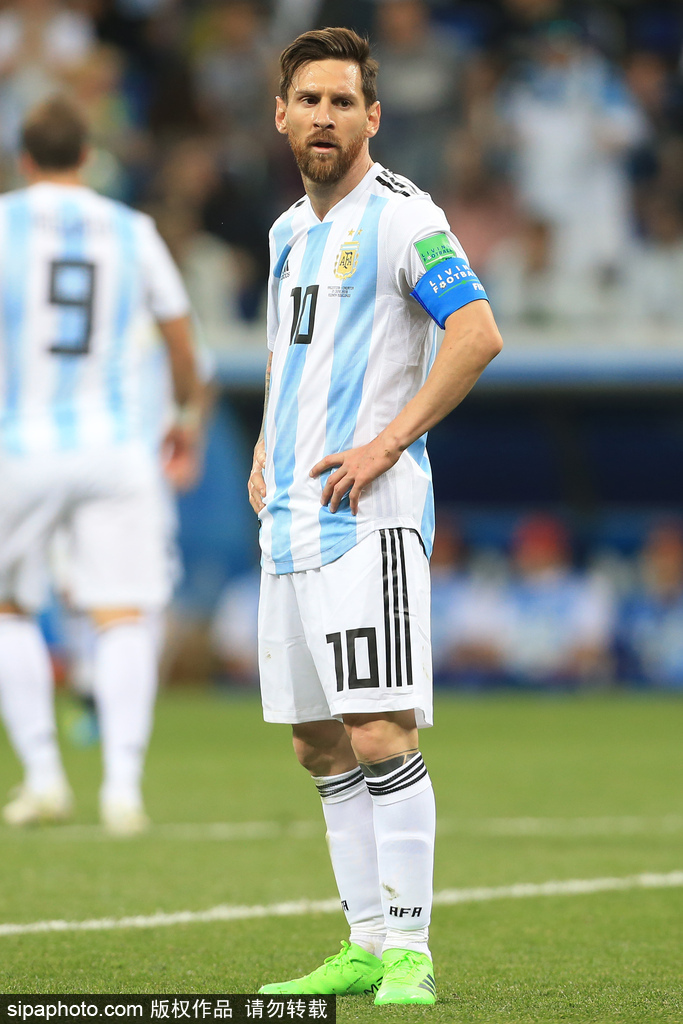 喀麦隆体育部长与足协主席埃托奥决裂，前者指责后者操纵选举（喀麦隆体育部长与足协主席埃托奥关系破裂，部长指控其操纵选举）