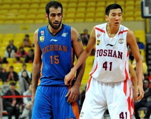 里弗斯直面流言：更衣室必受干扰，字母哥职业态度稳军心（里弗斯回应传闻：更衣室难免波动，字母哥的职业态度稳住全队）