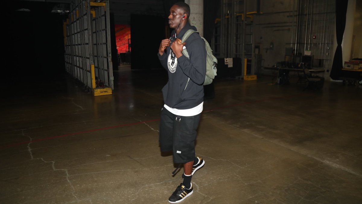 一剑封喉，杜罗精彩倒钩帮助瓦伦西亚1-0击败莱万特（杜罗倒钩制胜，瓦伦西亚1-0击退莱万特）