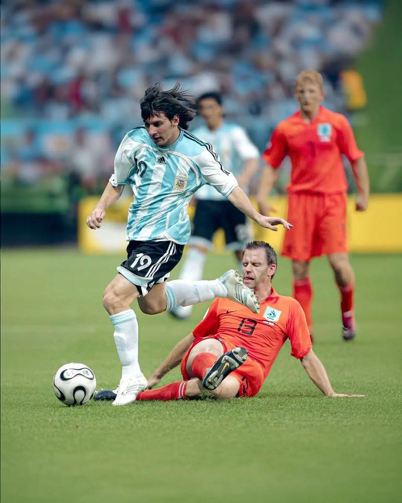 姆巴佩：于帕在本赛季属于世界最佳后卫，受到关注是很正常的（姆巴佩：于帕本季跻身世界最佳后卫之列，备受关注实属正常）