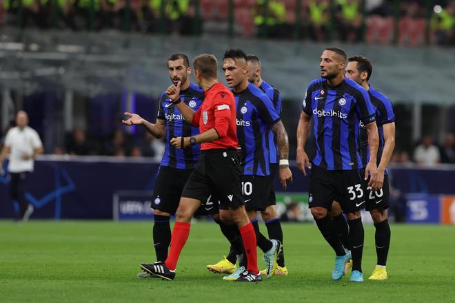 斯基拉：国米派球探考察卡利亚里20岁的右翼卫帕莱斯特拉（斯基拉：国米派遣球探赴卡利亚里考察20岁右翼卫帕莱斯特拉）