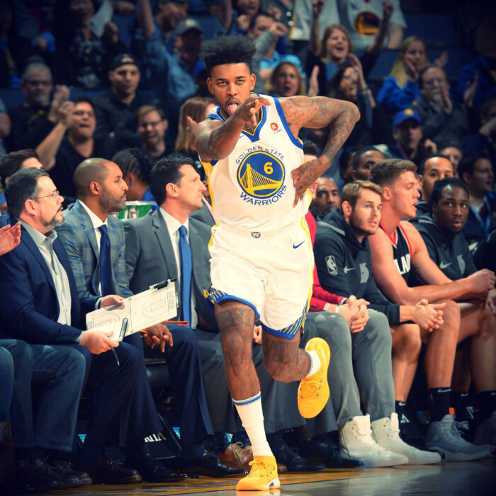 😎这人谁啊（摘掉墨镜）🥺号召力这么强！（😲这位是谁啊（目瞪口呆）号召力也太猛了吧！）